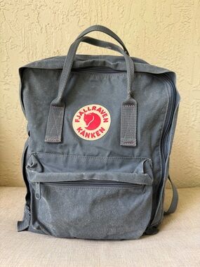 Fjällräven Kånken Classic backpack in the color Graphite
